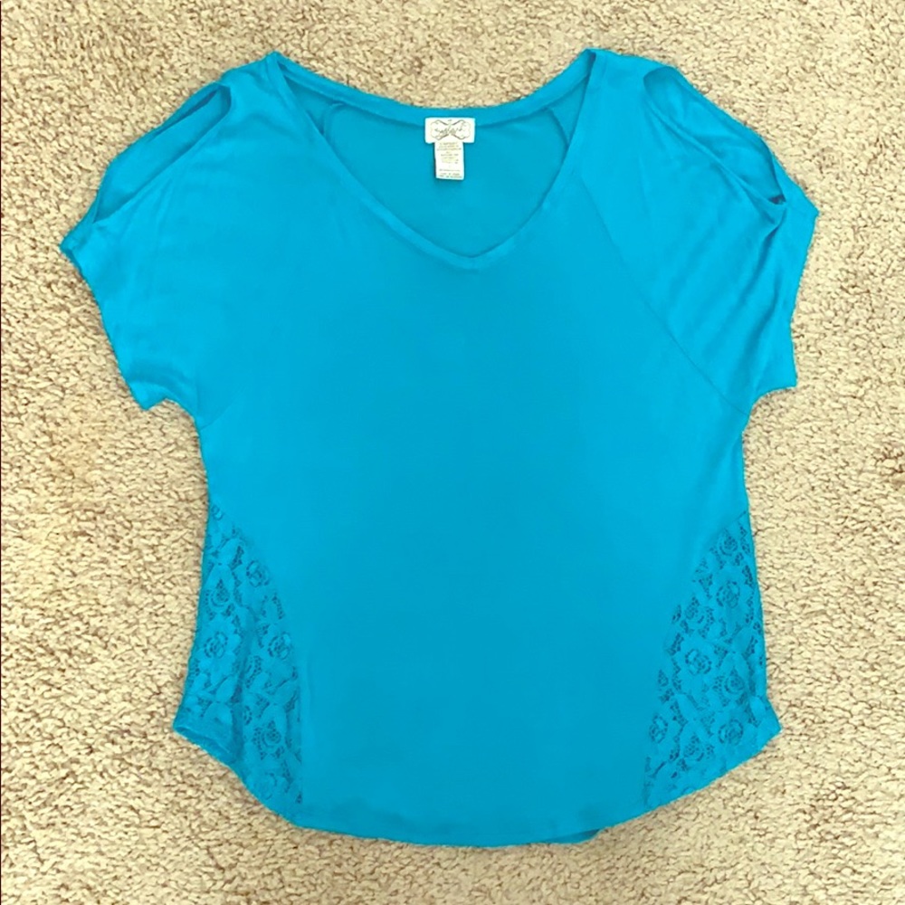 Slit shoulder tee